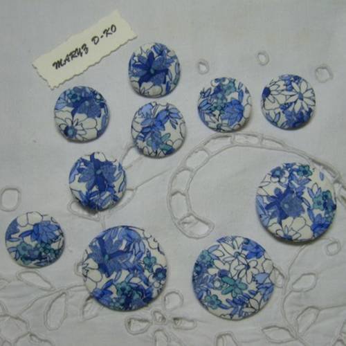 10 boutons recouverts de tissu,assortis " fleurs bleues "  22 et 32mm