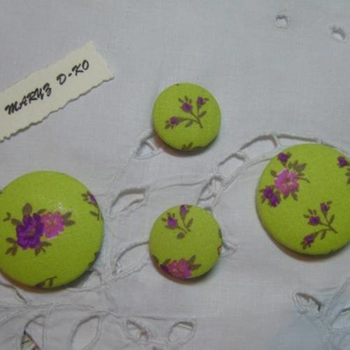 Assortiment 4 boutons tissu " roses fond anis  " 22 et 36mm