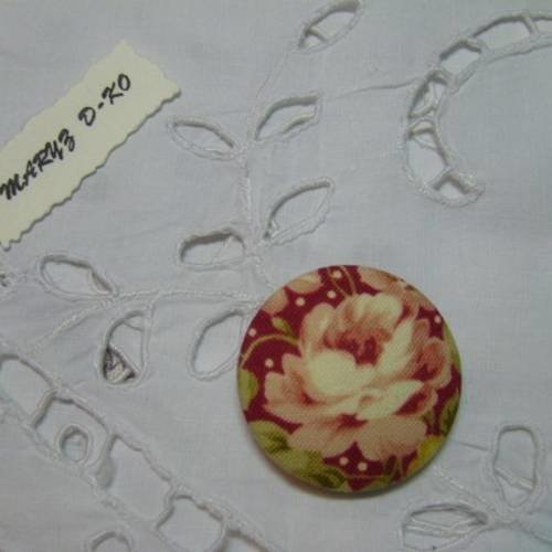 Gros bouton 36mm recouvert de tissu " roses anciennes fond bordeaux"