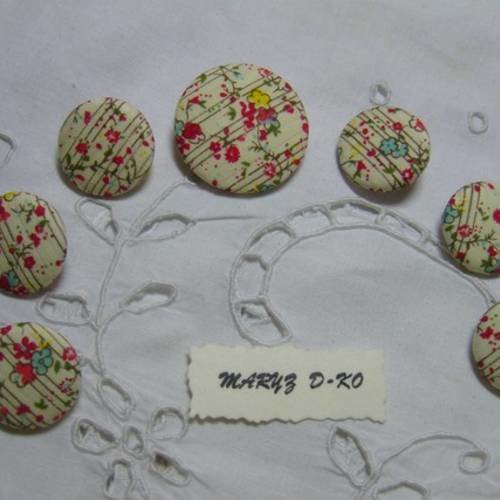 7 boutons  assortis tissu  " rayé et fleuri "  22 et 32 mm