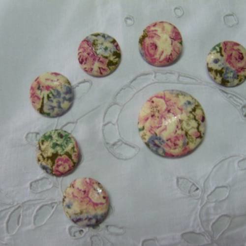 7 boutons  assortis tissu  " floral "  22 et 32 mm