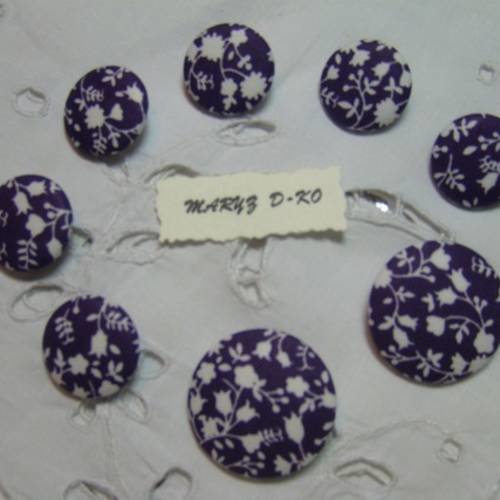 8  boutons recouverts tissu "fleurs blanches fond violet " 22 et 32 mm