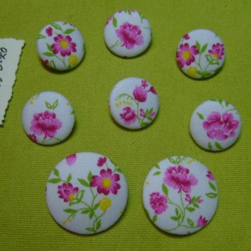 8  boutons recouverts tissu "fleurs roses " 22 et 32 mm