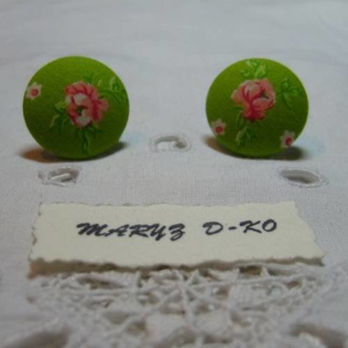 2 pin's boutons recouverts de tissu "roses fond anis" 22mm