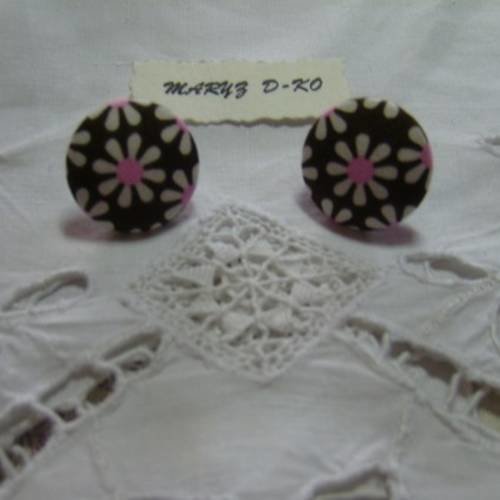 2 pin's boutons recouverts de tissu "fleurs blanches coeur rose" 22mm