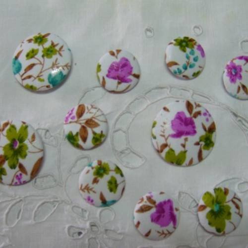 10 boutons recouverts de tissu " fleurs vert et rose"  22 et 32mm