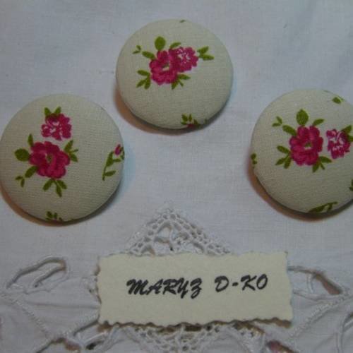 Trio boutons recouverts de tissu  " roses fond écru"  32mm