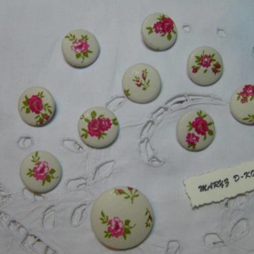 10 boutons recouverts de tissu " roses fond écru"  22 et 32mm