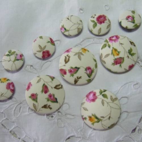 10 boutons assortis ,recouverts tissu " roses fond blanc"  22 et 36mm