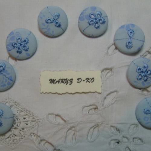 8 boutons recouverts de tissu "broderie anglaise bleu ciel"  22mm