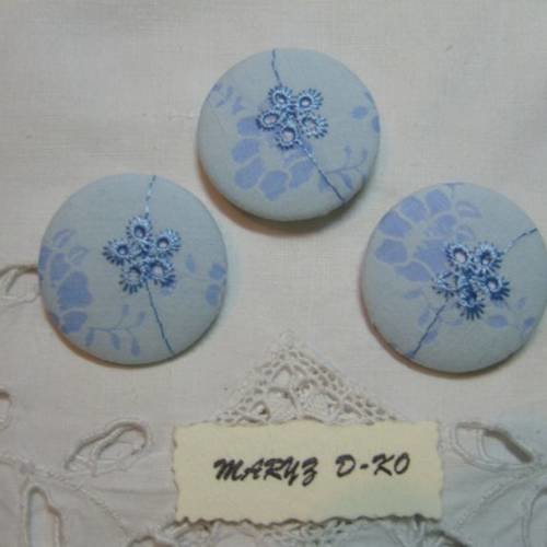 Trio boutons recouverts de tissu "broderie anglaise bleu ciel"  32mm