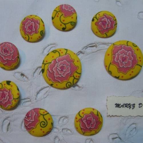 9 boutons  recouverts tissu "roses fond jaune "  22 et 32 mm