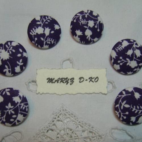 6  boutons recouverts de tissu " fleurs blanches fond violet" 22mm