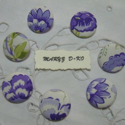 7  boutons recouverts de tissu "grosses fleurs mauve" 22mm