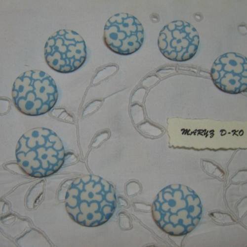 8  boutons tissu "tapis de fleurs bleu fond blanc" 22mm