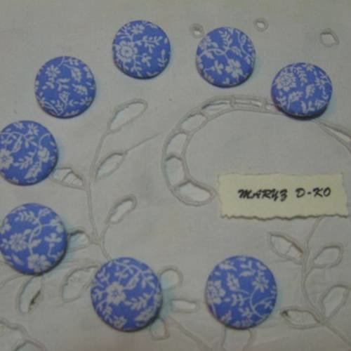 8  boutons tissu "fleurs blanches fond bleu" 22mm