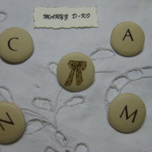 Assortiment 5  boutons tissu coton " lettres et joli noeud " 22mm