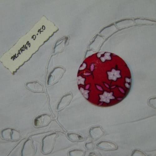  gros bouton tissu "fleurs roses fond rouge" 32mm