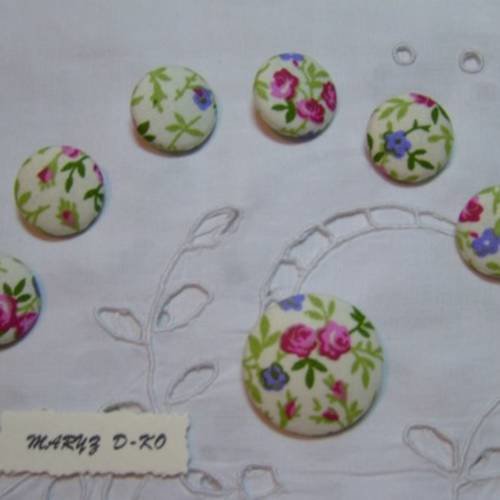 7 boutons  assortis tissu "fleurs roses et violettes"  22 et 32 mm