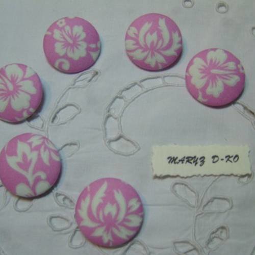 6  gros boutons tissu coton " hibiscus fond rose pale" 28mm