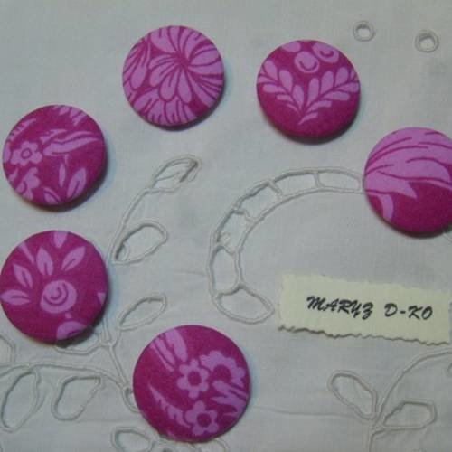 6  gros boutons tissu coton " fleurs fond fuschia" 28mm