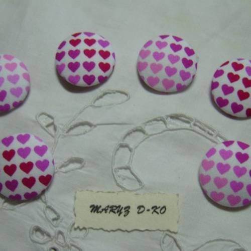 6  boutons tissu coton " coeurs roses fond blanc" 28mm