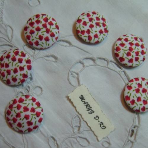 6  boutons tissu coton "petites fleurs rouges" 28mm
