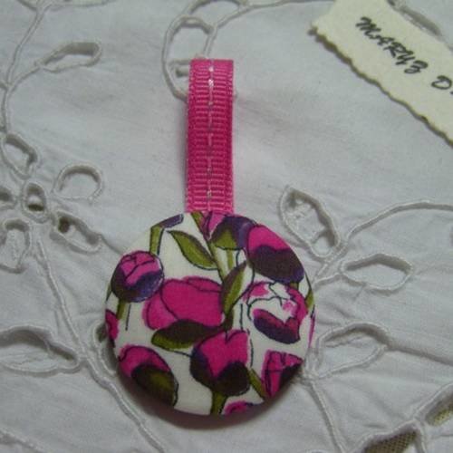 Pendentif breloque cabochon tissu 32mm "boutons fleurs" ruban rose