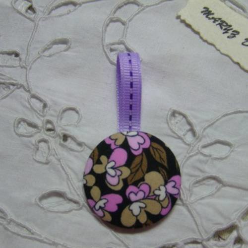 Pendentif bouton tissu 32mm "orchidées roses" ruban lavande
