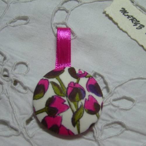 Pendentif bouton tissu 32mm "boutons fleurs" ruban satin rose 