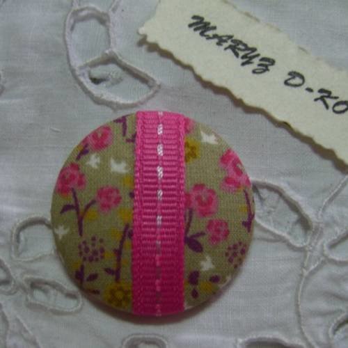 Bouton tissu, à coller ,32mm "fleuri rose et taupe " 