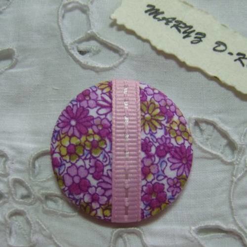 Gros bouton tissu, à coller ,32mm "fleuri ruban rose " 