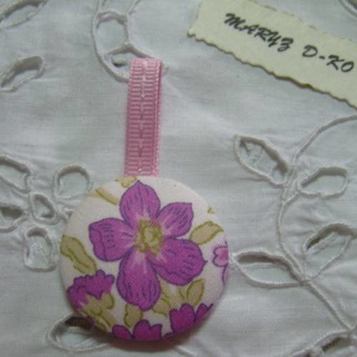 Pendentif bouton tissu 32mm "grosse fleur rose" 