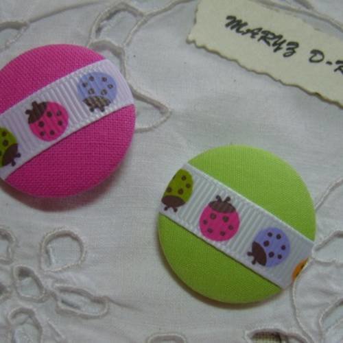 Duo boutons tissu 28mm " coccinelles fond rose et anis"