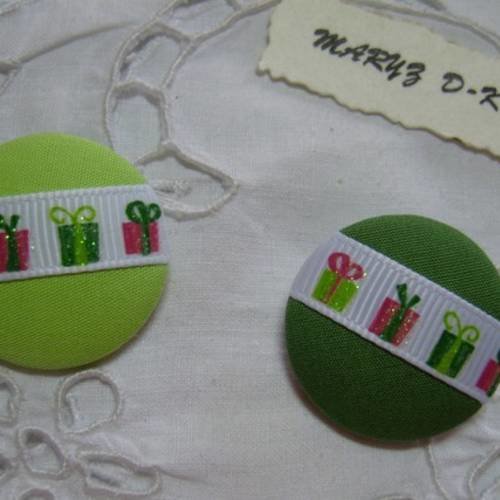 Duo boutons tissu 28mm " paquets cadeaux fond rose et anis"