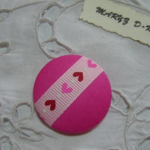 Gros bouton tissu, à coller ,32mm " coeurs fond rose " 