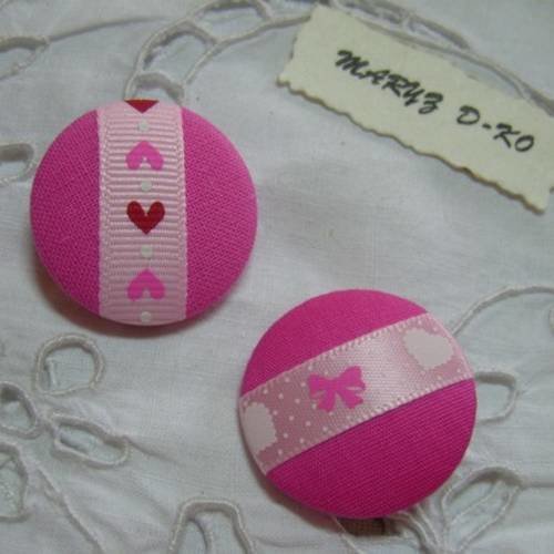 Duo boutons tissu 28mm " coeurs et noeuds fond rose "