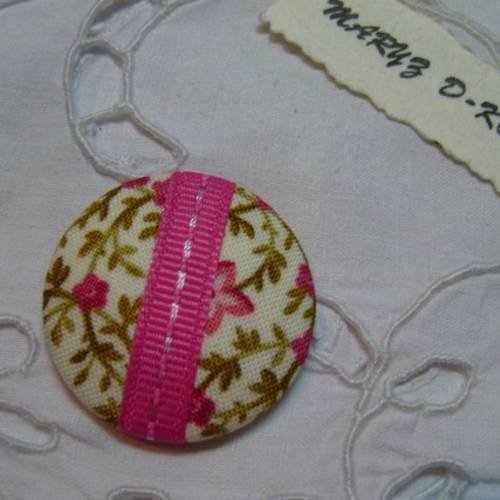Bouton tissu,fond plat ,32mm "fleurs étoilées et ruban rose" 