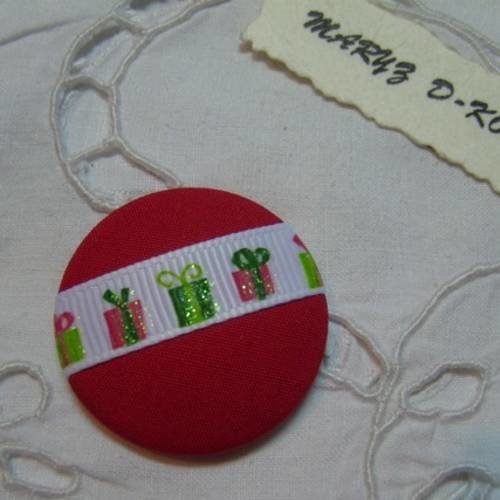 Gros bouton tissu, à coller ,32mm " paquets cadeaux fond rouge" 