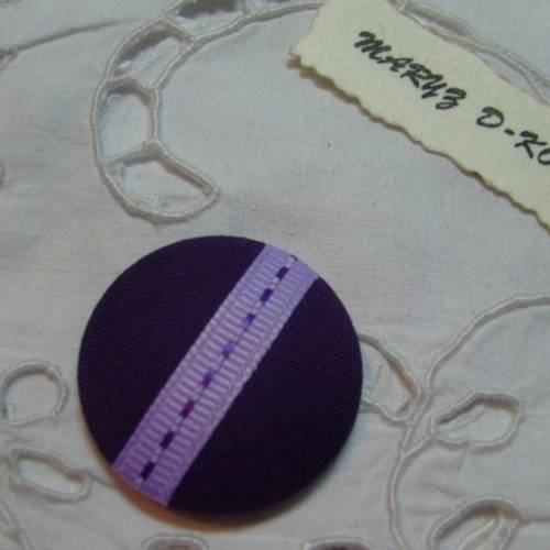 Bouton tissu,fond plat ,32mm "violet et ruban lavande à pointillés" 
