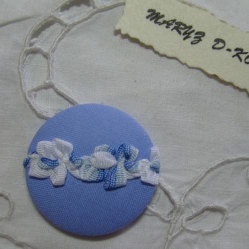 Bouton tissu,fond plat,32mm"bleu et ruban fleurs" 