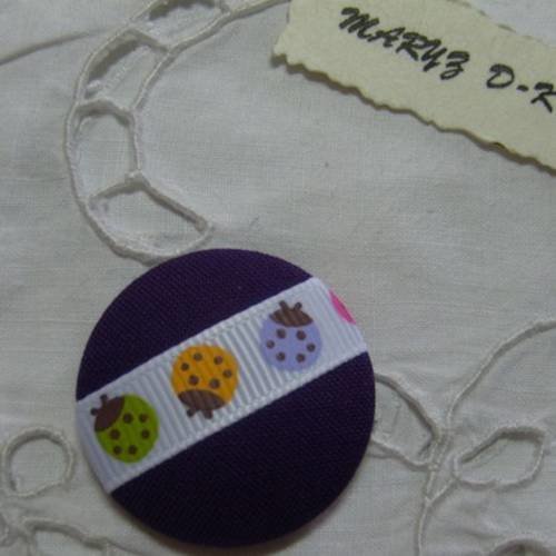 Gros bouton tissu, à coller ,32mm " coccinelles fond violet " 