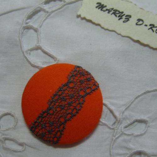 Bouton tissu,fond plat,32mm"orange  et dentelle marron"