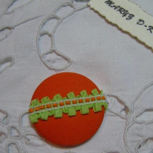 Bouton tissu,fond plat,32mm"orange  et galon anis pointillés orange"