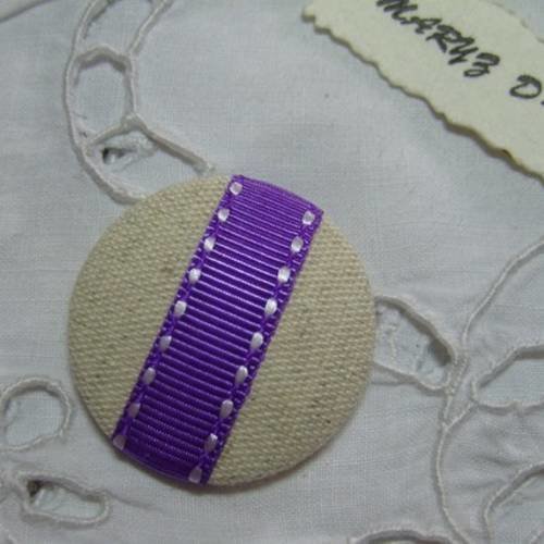 Bouton tissu épais,fond plat,32mm"ecru,ruban violet pointillés"