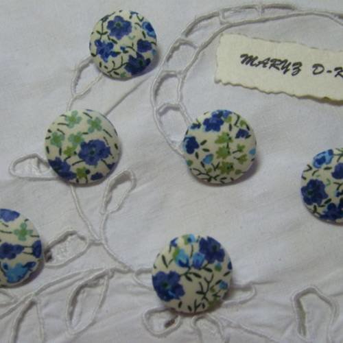6  boutons tissu 18mm "fleurs bleu et vert fond blanc" 