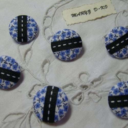 6 boutons tissu , 22mm " petites fleurs bleues,ruban à pointillés " 
