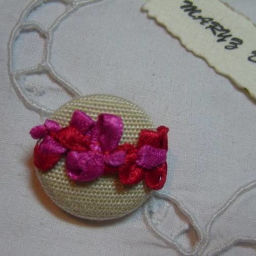 Bouton tissu ameublement 22mm " ecru galon fleurs rose/rouge" 