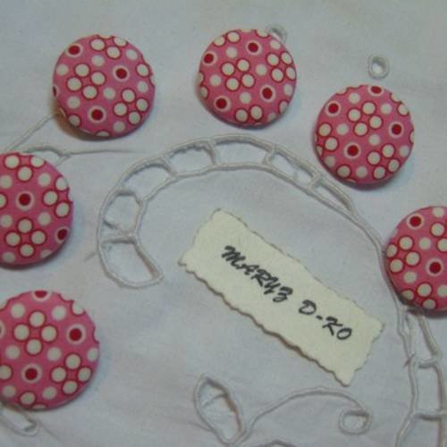 6  boutons tissu coton 22mm" ronds blancs fond rose"
