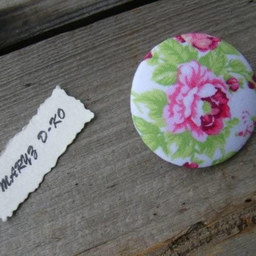Gros bouton tissu rétro 40mm "roses rose /feuillage fond blanc"
